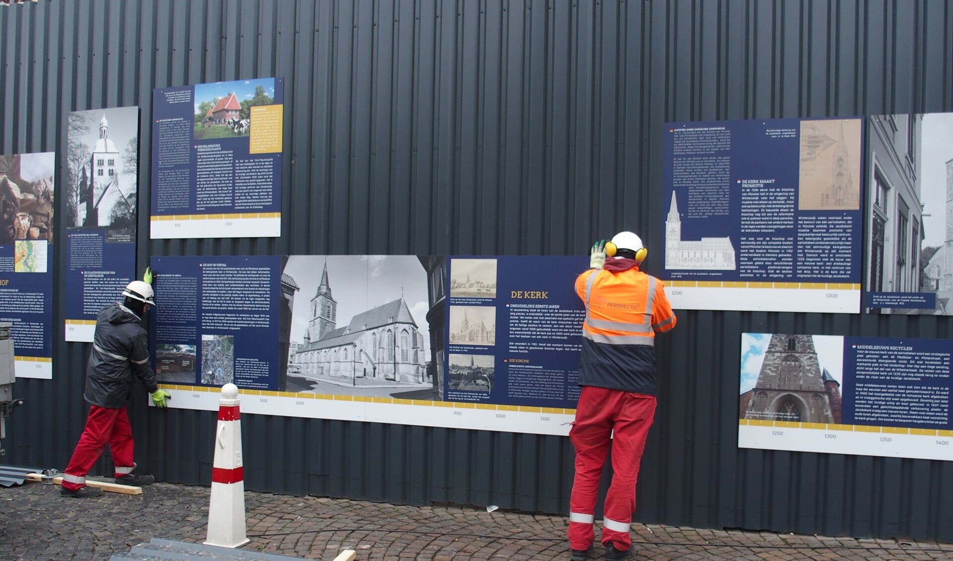 De panelen worden opgehangen. Foto: PR gemeente Winterswijk