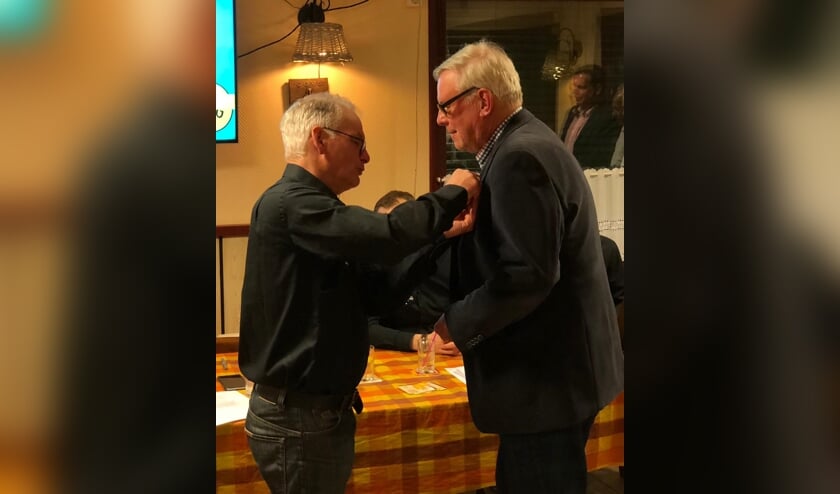 50-jarig jubilaris Dick Kappert met voorzitter Marco Arnoldus. Foto: PR
