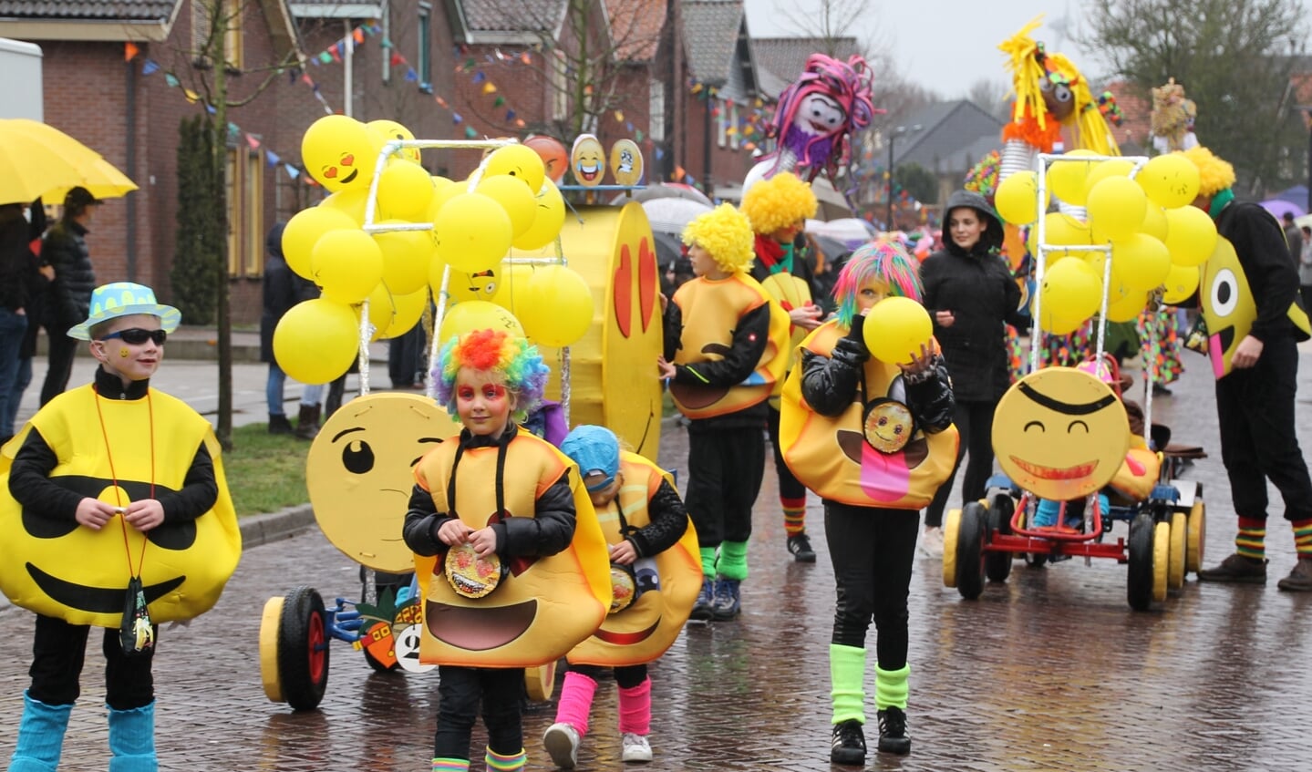 Blije emoticons tijdens de carnavalsoptocht. Foto: Jos Betting