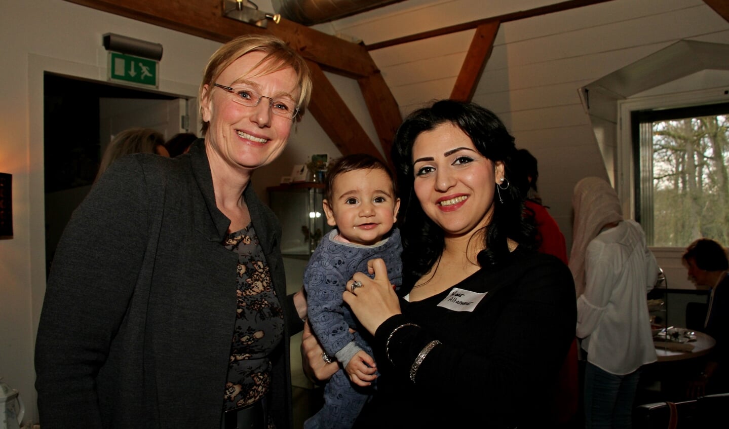 Burgemeester Besselink begroet Nour en haar dochtertje Annie. Foto: Liesbeth Spaansen