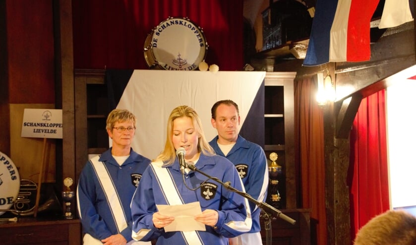 Vlnr: Anke te Brake, Henrieke Bleumink en Tom Weenink vertellen als afvaardiging van de jubileumcommissie hoe het boek tot stand is gekomen. Foto: Annekée Cuppers