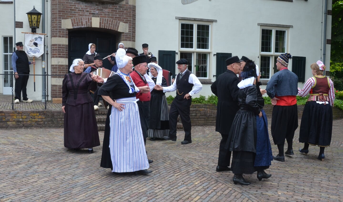 Folkloristische dansgroep De Iesselschotsers. Foto: Johan Braakman