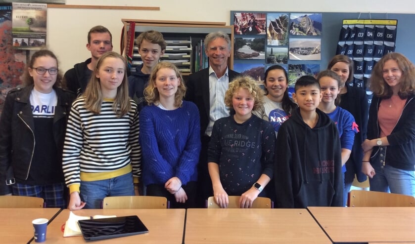 De leerlingen met Paul Rosenmöller. Foto: Peter de Jonge (docent op de school)