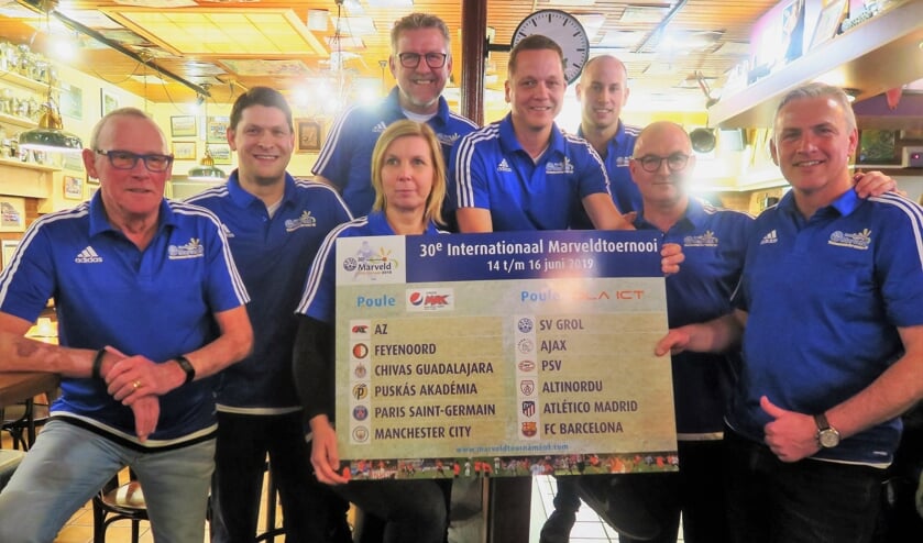 De achtkoppige organisatieteam van het Internationaal Marveldtoernooi met de poule-indeling voor de editie 2019. Foto: Theo Huijskes