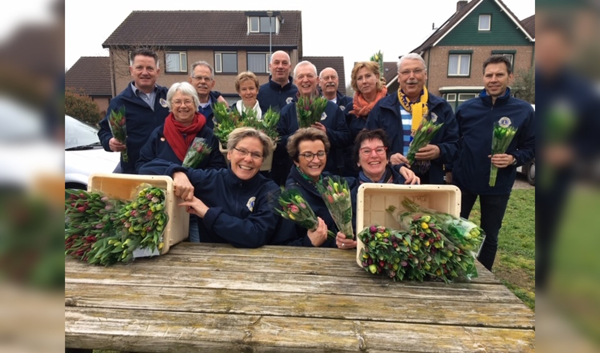 Leden van Lionsclub Bronckhorst houden nog een zaterdag tulpenactie. Foto: PR