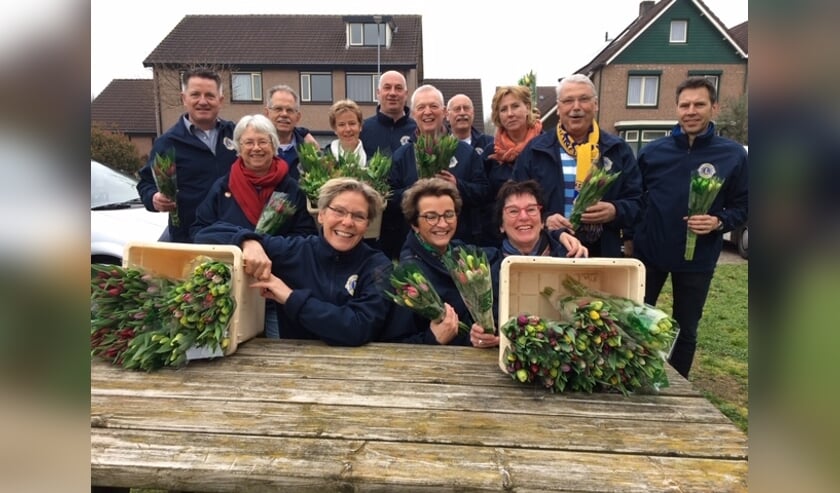 Leden van Lionsclub Bronckhorst houden nog een zaterdag tulpenactie. Foto: PR