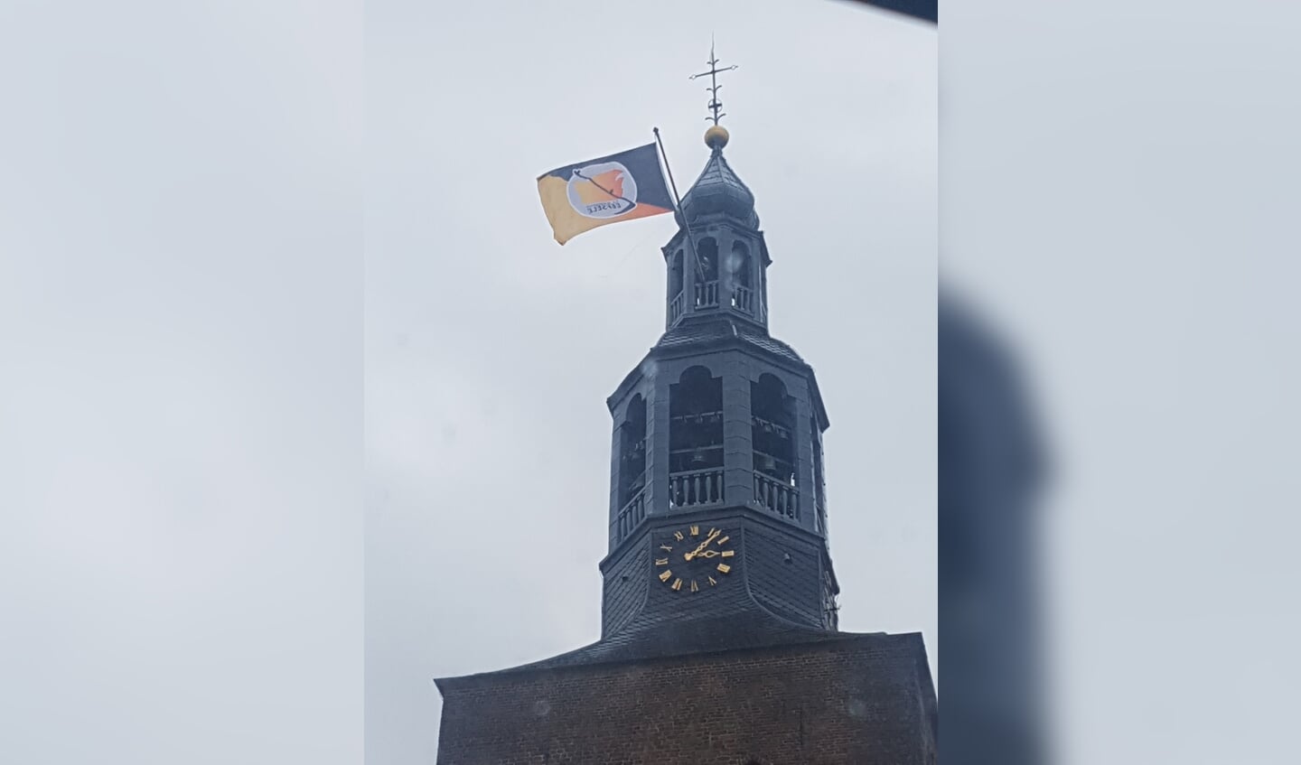 De vlag van de Noamatters wappert in de Grolse stadstoren. 