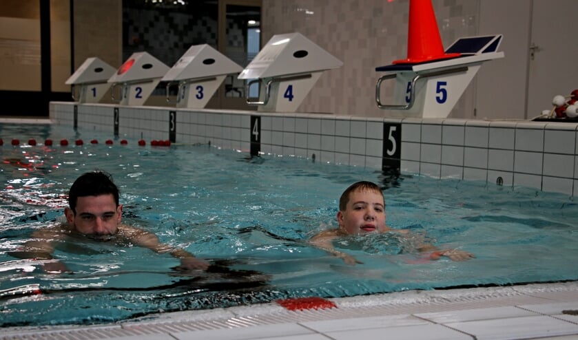 Milan Altena traint met Gerjan Dommerholt voor de SingelSwim Utrecht in zwembad IJsselslag Zutphen. Foto: Liesbeth Spaansen