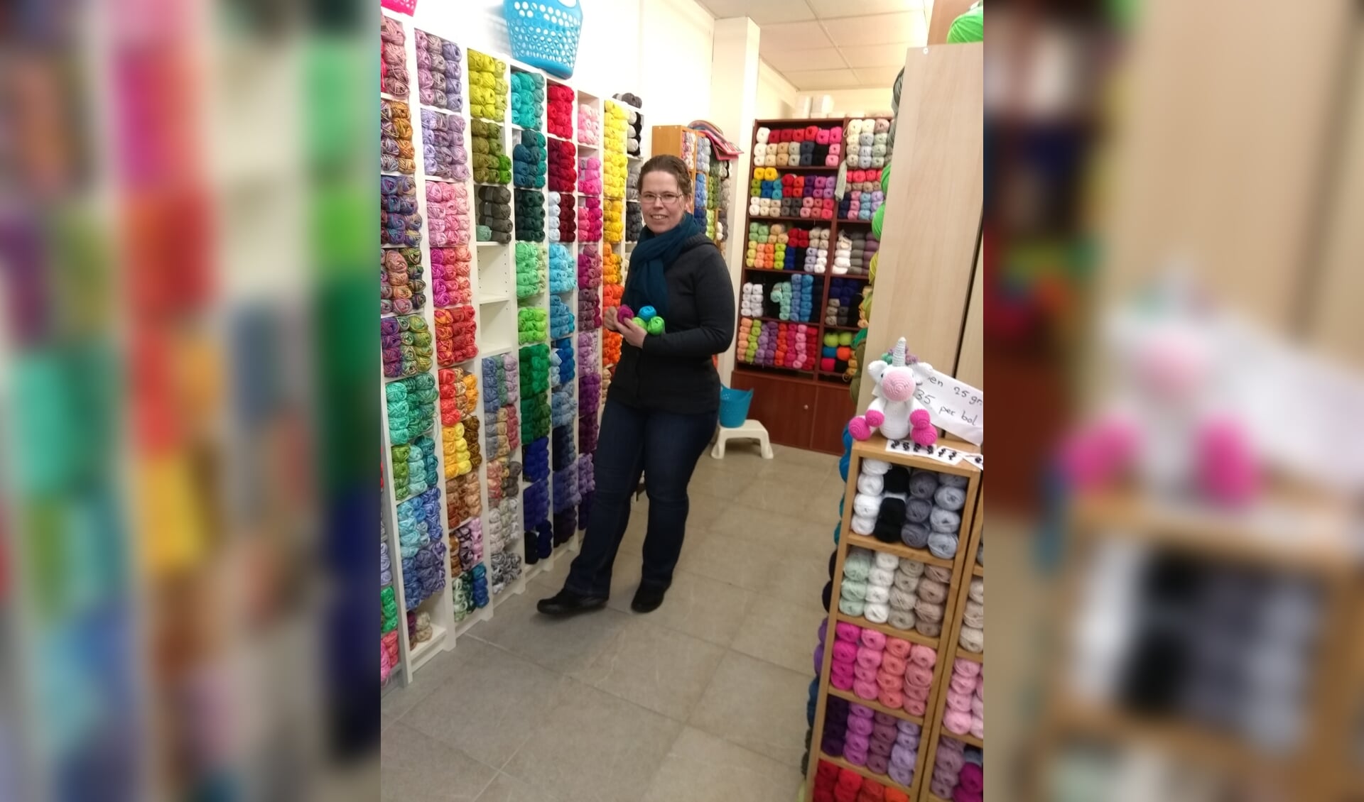 Eelke Hasselo in haar kleurrijke winkel aan de Kluiversgang. Foto: PR