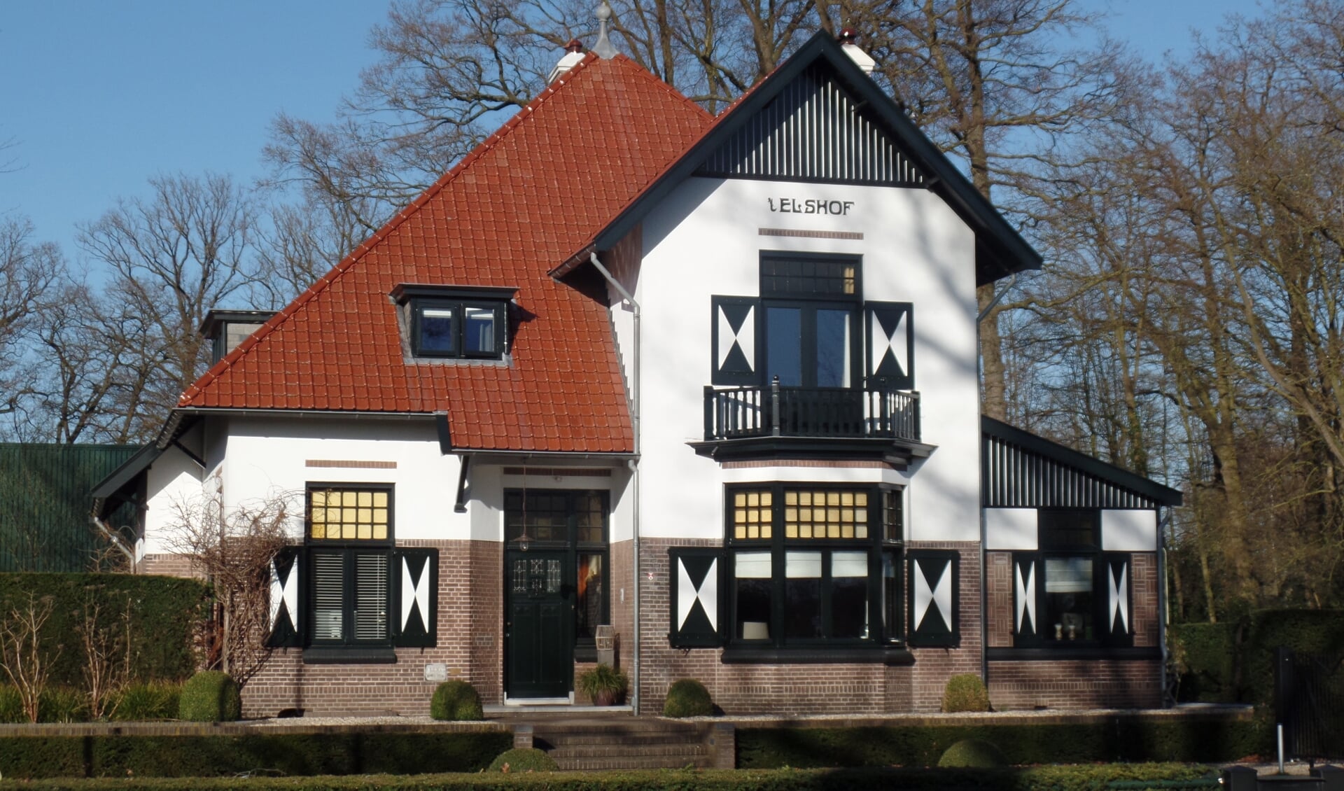 In 2012 reikte de Werkgroep Leefbaarheid Vorden de 'Parel van Vorden' uit aan villa Het Elshof aan de Zutphenseweg. Foto: Jan Hendriksen
