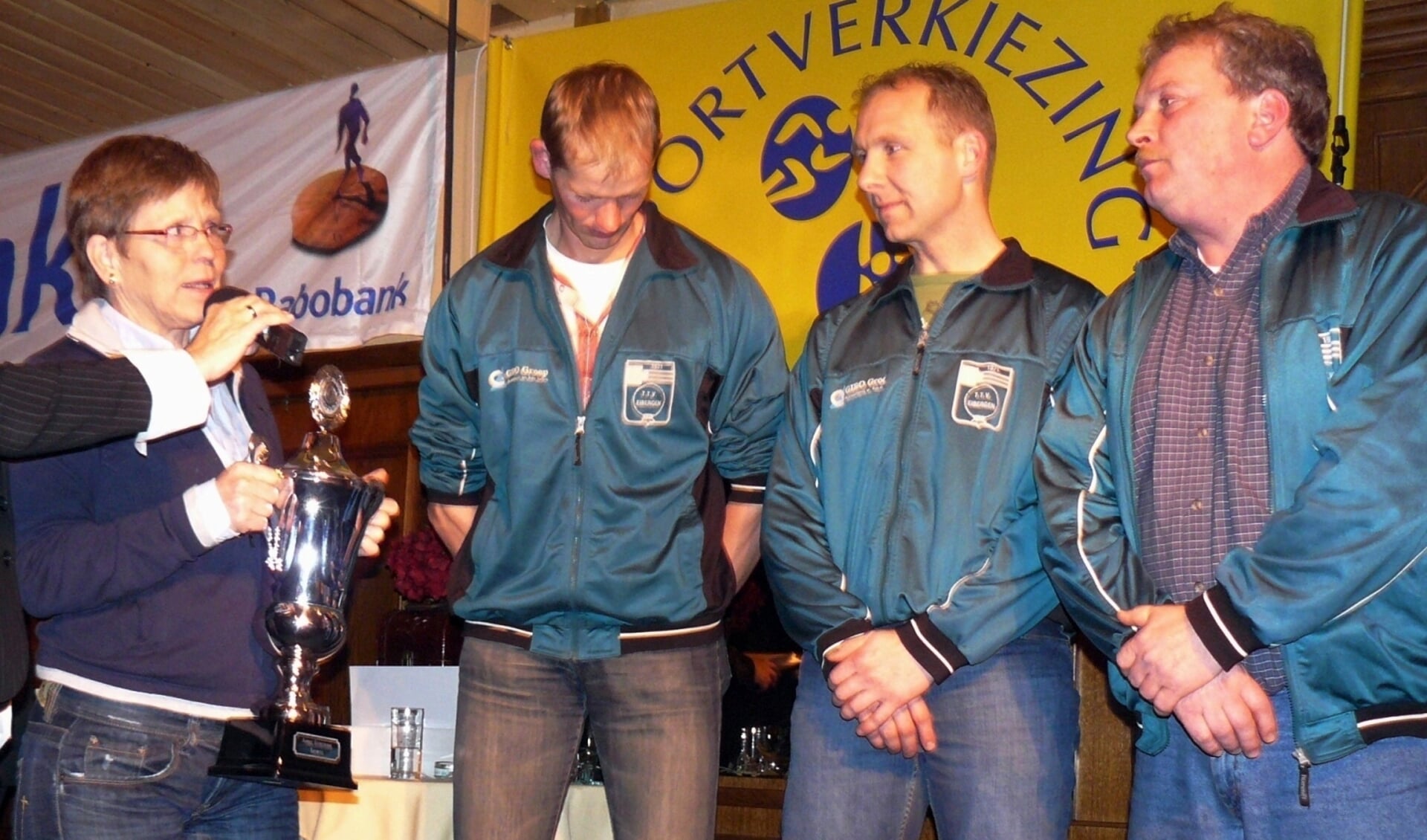 Annie Borckink reikt hier in 2008 de naar haar genoemde trofee uit aan (vanaf links) Edwin Goorhorst, Gerben Jansen en coach Marty te Luggenhorst van de Touwtrekkersvereniging Eibergen. Foto: PR