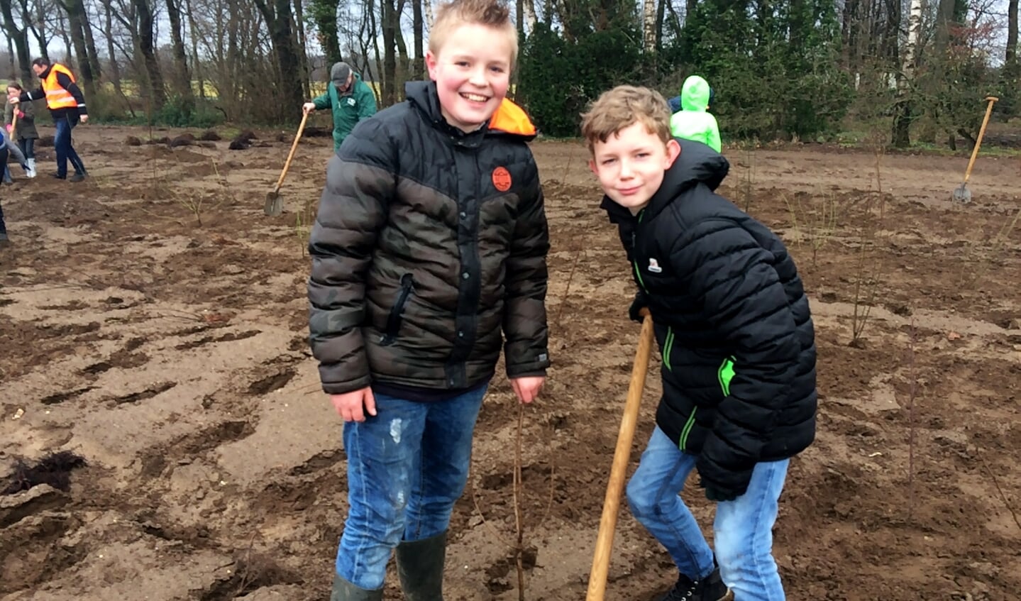 Aan de Krommedijk in Hengelo plantten in totaal 47 leerlingen van de basisscholen in Bekveld en Toldijk lijsterbessen en heel veel struiken onder leiding van hovenier Ivo Woerts. Foto: Diny Vink