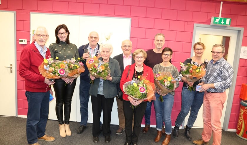 Van links naar rechts: Johan Scholl (60 jaar lid), Vera Rhebergen-Vaags (25 jaar lid), Henk Luiten (60 jaar lid), Annie Luiten, Arie Stronks (60 jaar lid), Johanna Stronks, Eward Lammers (40 jaar lid), Lianne Lammers, Siska Mateman, Erik Mateman (40 jaar). Foto: PR