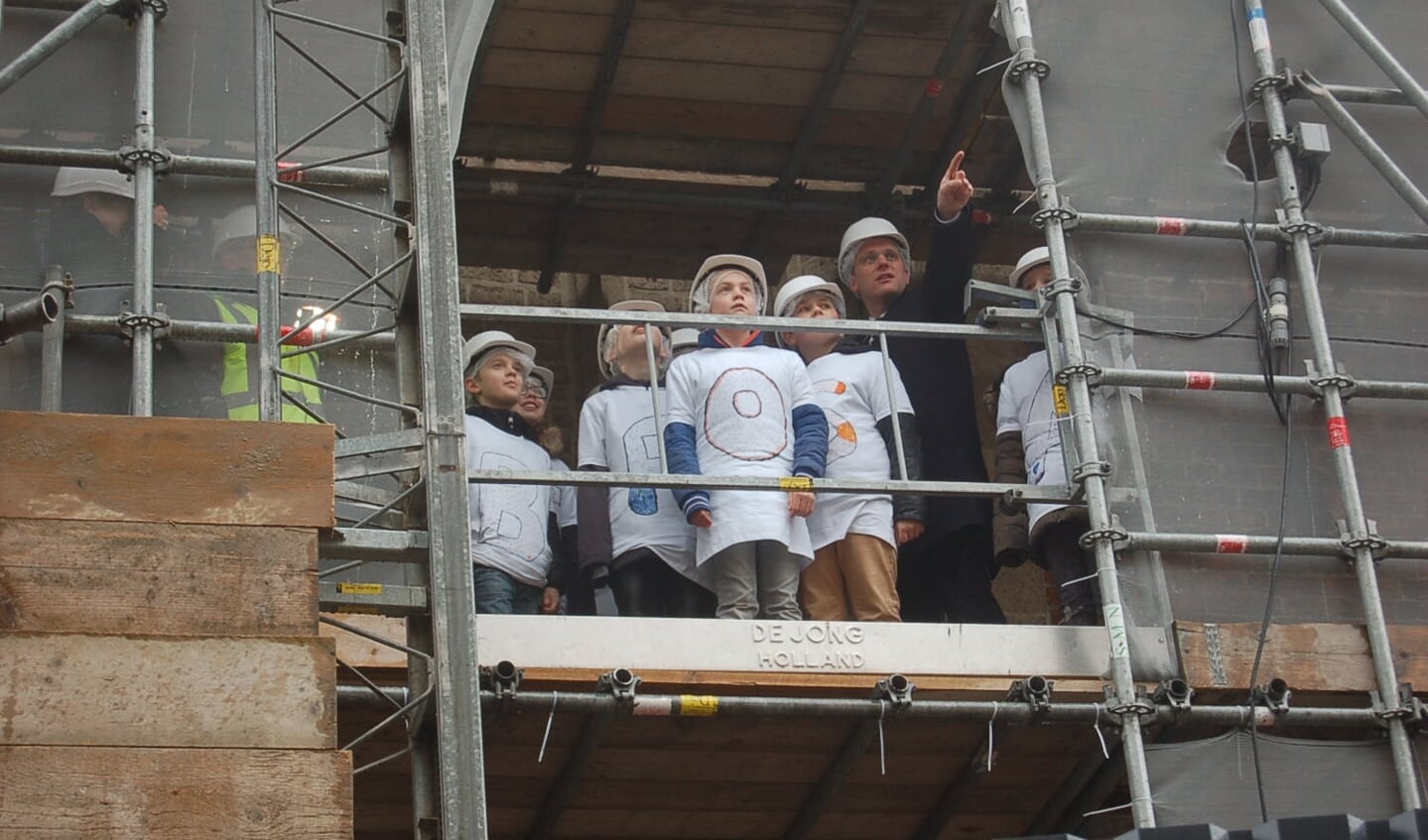 Leerlingen en de burgemeester op de steigers rond de Jacobstoren. Foto: Verona Westera