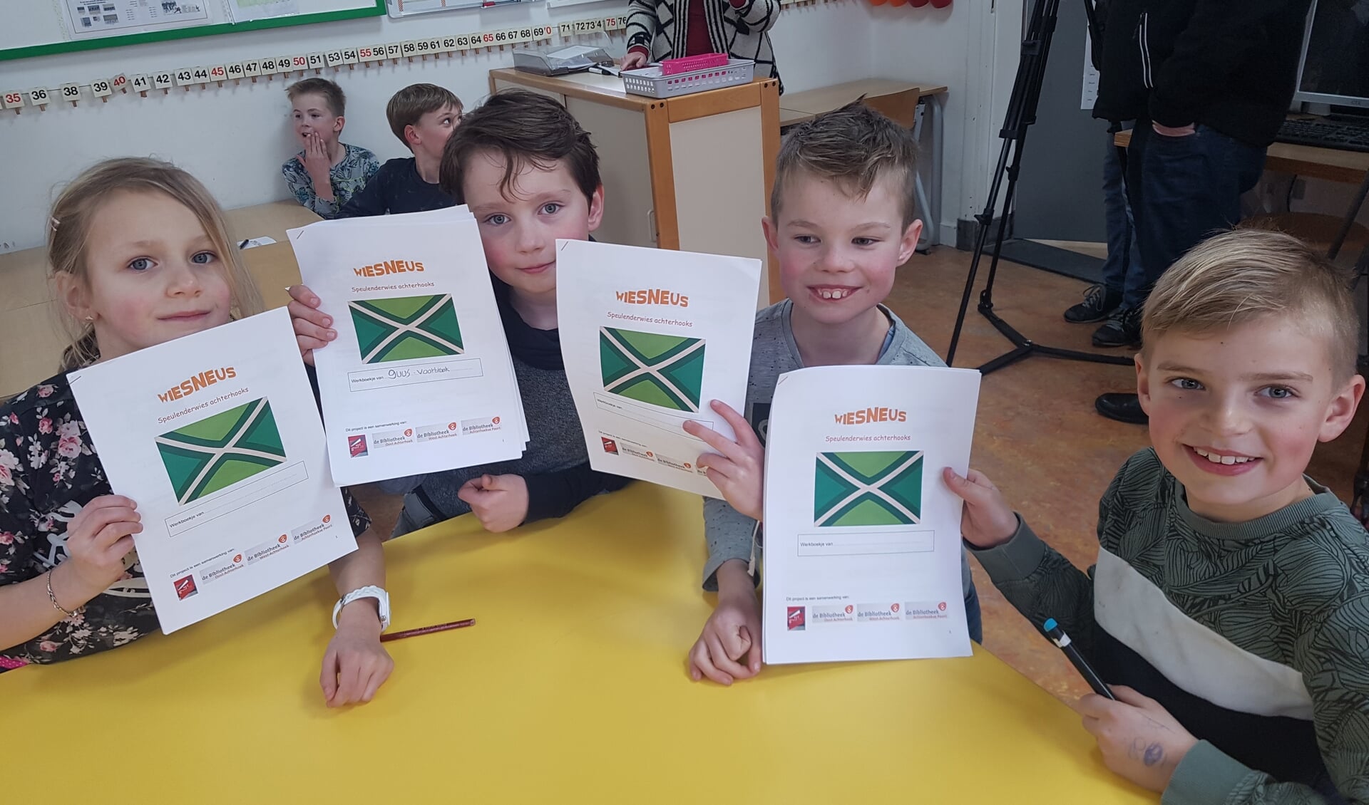 Enthousiaste kinderen van de Ludgerusschool in Zwolle krijgen hun eerste dialectles. Foto: Kyra Broshuis