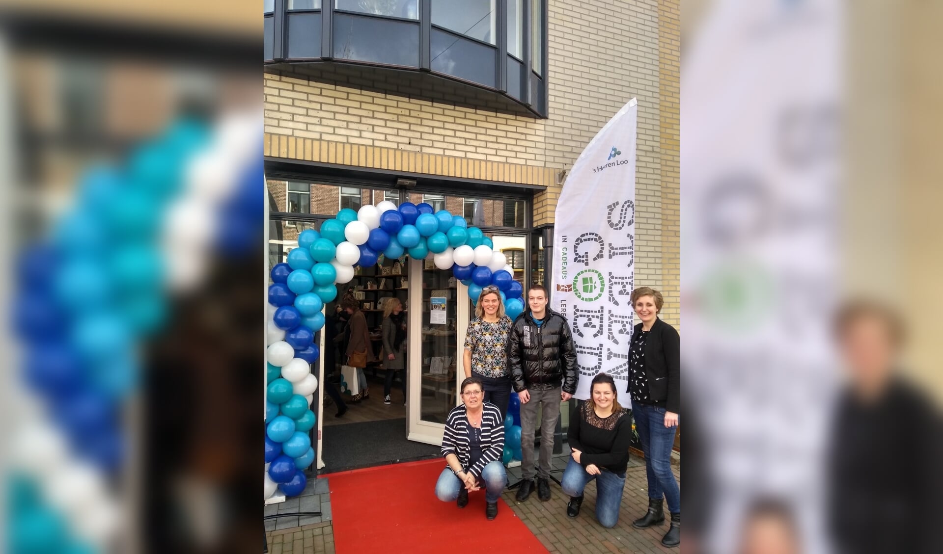 Op vrijdag 8 maart werd het logo van de nieuwe cadeauwinkel in Zutphen door cliënten en begeleiders onthuld tijdens de officiële opening. Foto: PR