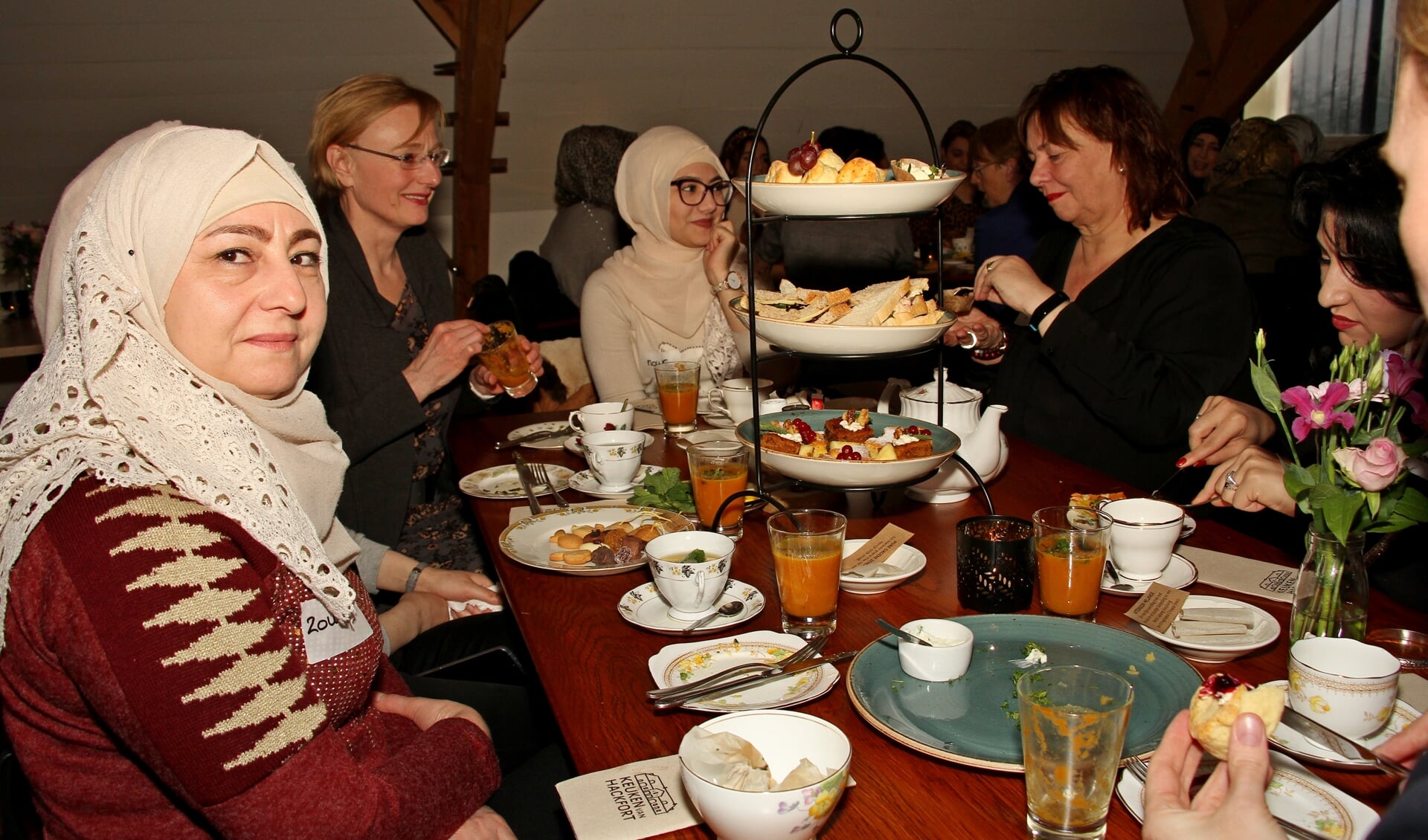 Burgemeester Besselink gaat tijdens de High Tea in gesprek met vrouwen uit Bronckhorst. Foto: Liesbeth Spaansen
