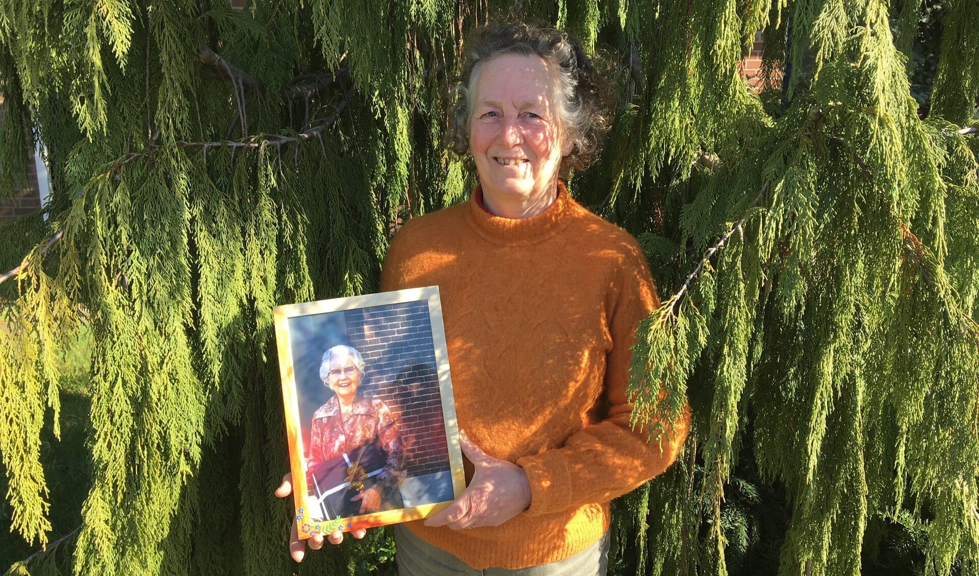 Anne van Beusekom-Orange met haar boek 'Achter de sluier'. Foto: Barbara Pavinati