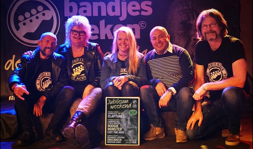 Boegbeeld Raaf (geheel links) met redactieleden van Bandjes kieken en Mesut Mis (2e van rechts) op het nieuwe podium van Irish Pub Home. Foto: Photographarry