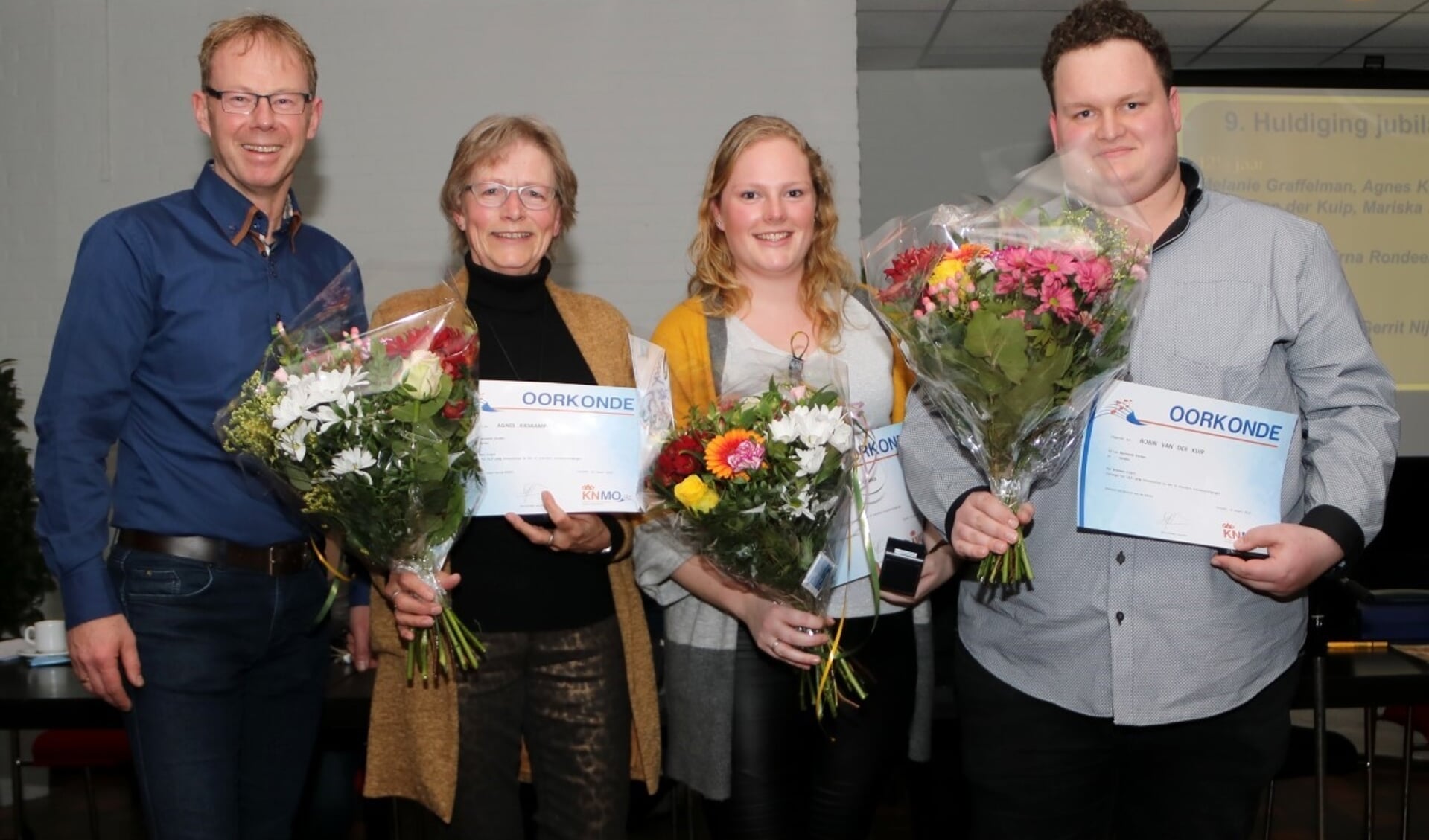 V.l.n.r.: Voorzitter Erwin Sportel, Agnes Kieskamp, Melanie Graffelman en Robin van der Kuip. Foto: Rob Schmitz 
