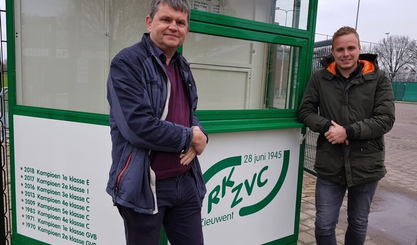 Voorzitter Johnny Cuppers en Michiel Krabbenborg bij de nieuwe ingang van het complex van RKZVC.