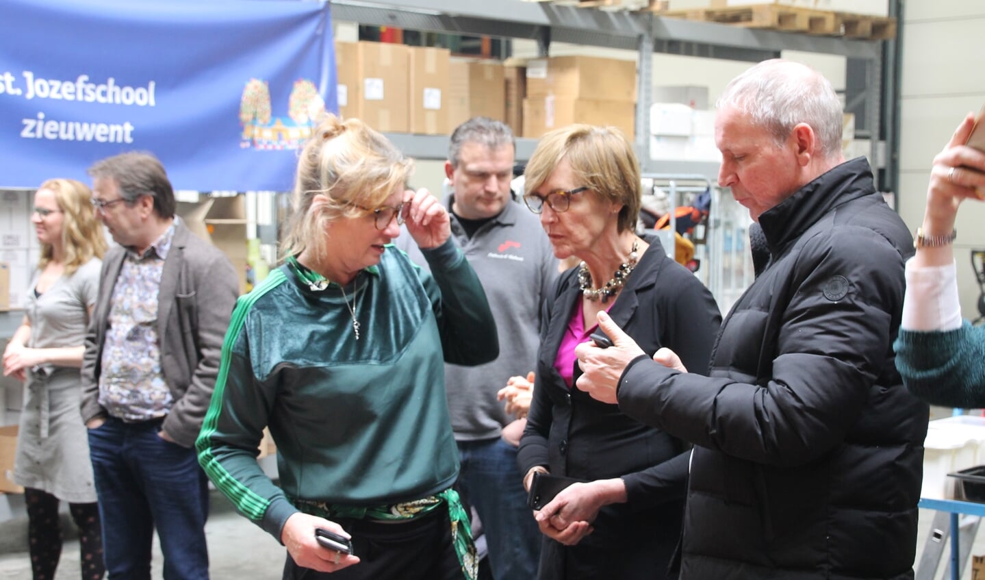 Maddy Hulshof (links) in gesprek met burgemeester Bronsvoort en wethouder Hoenderboom. Foto: Annnekée Cuppers