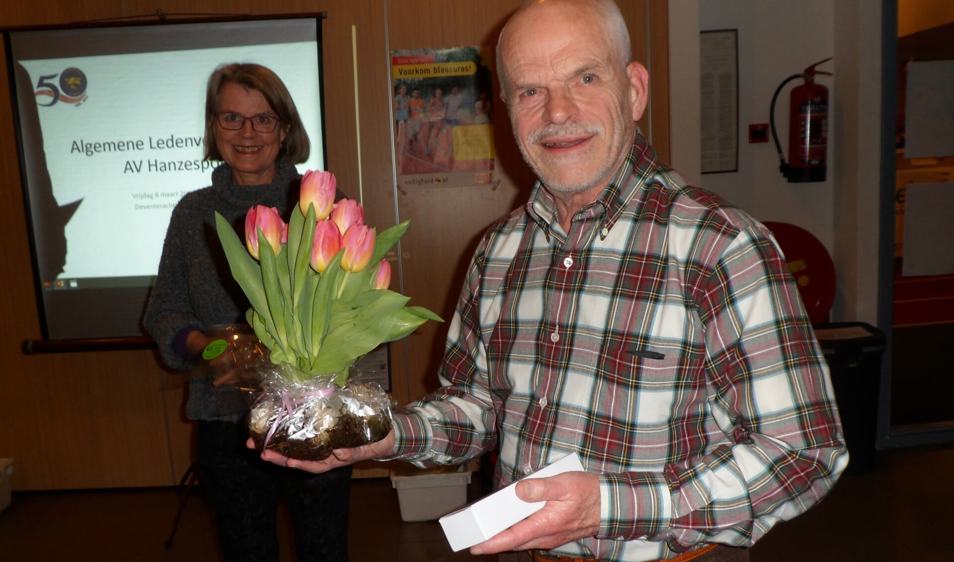 Henk Woudstra, een van de jubilarissen, blij met zijn onderscheiding voor 40 jaar lidmaatschap AV Hanzesport. Foto: PR