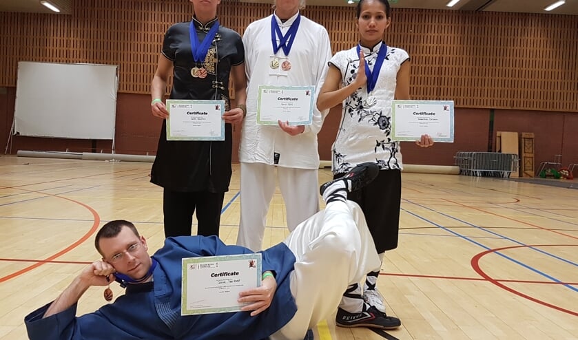 Liggend Douwe ter Horst, v.l.n.r.: Laura Bonthuis, Douwe Geluk en Argentina Cotcheza. Foto: PR