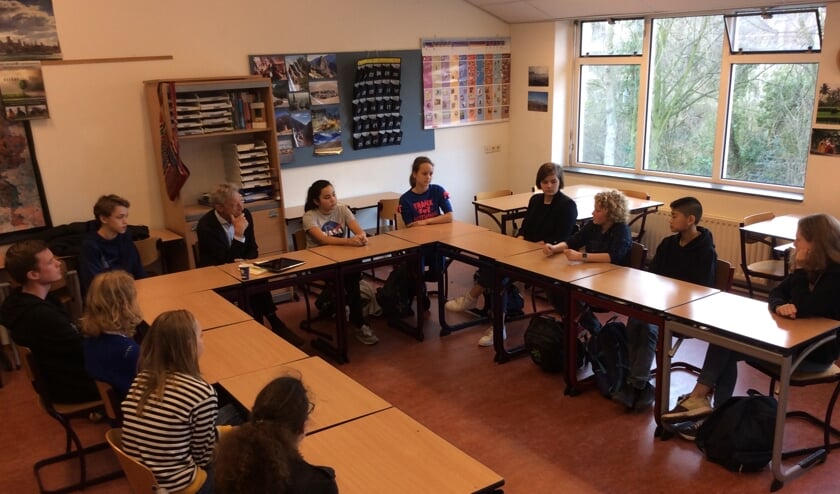 Paul Rosenmöller in gesprek met leerlingen. Foto: Peter de Jonge (docent op de school)
