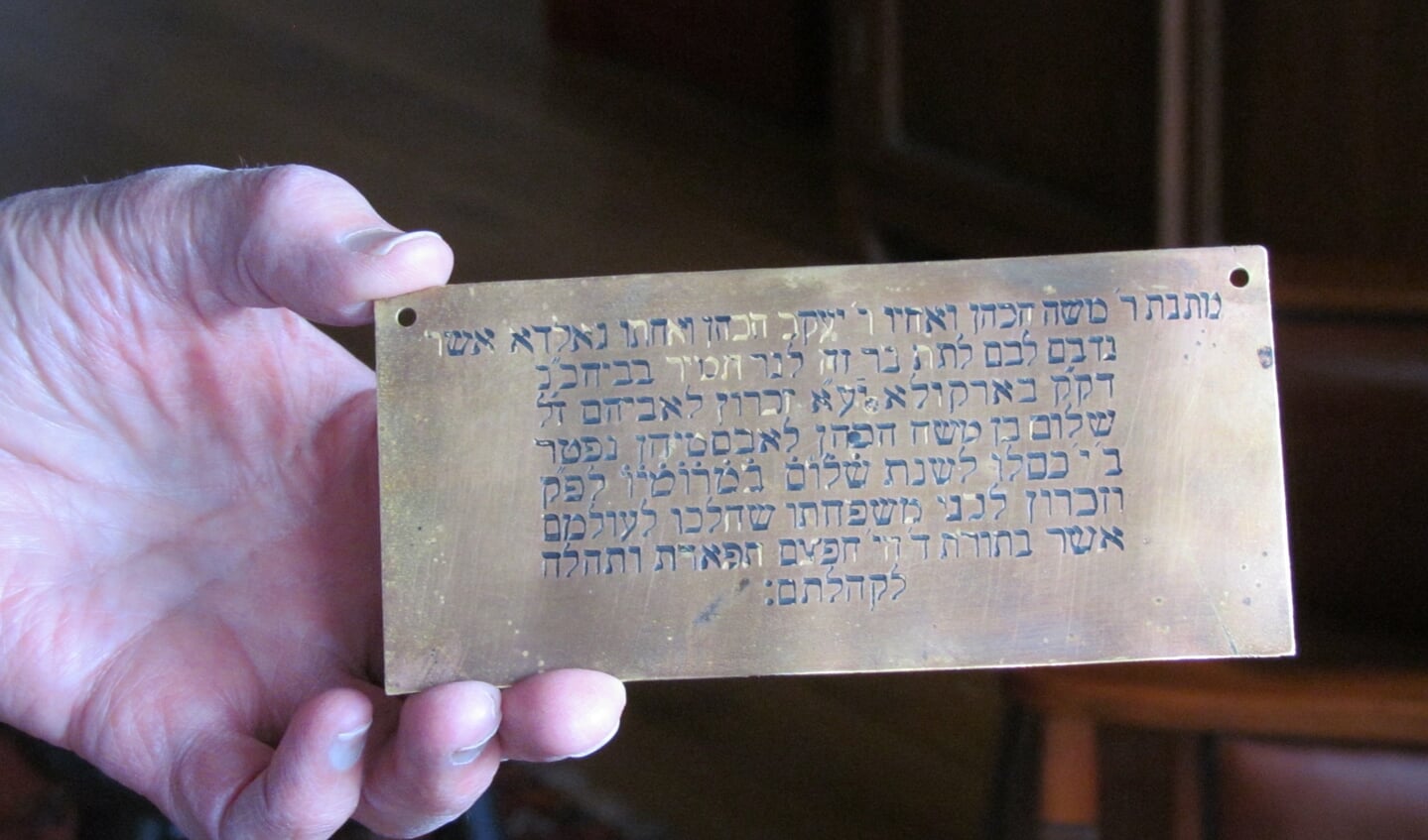 Het koperen plaatje met de Hebreeuwse tekst. Foto: Rob Stevens
