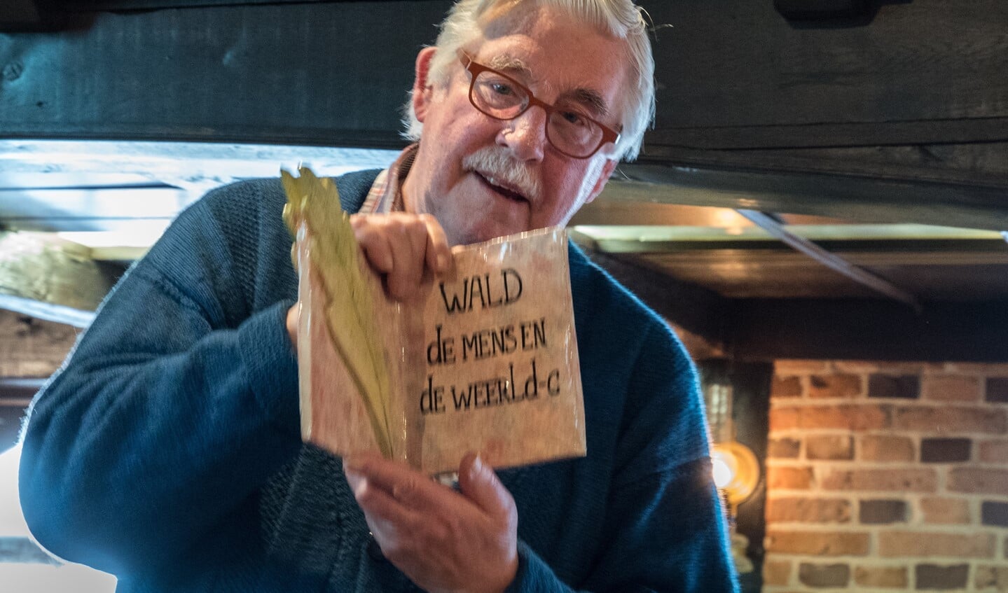 Henk Liefting met de onderscheiding. Foto: Janette van Egten