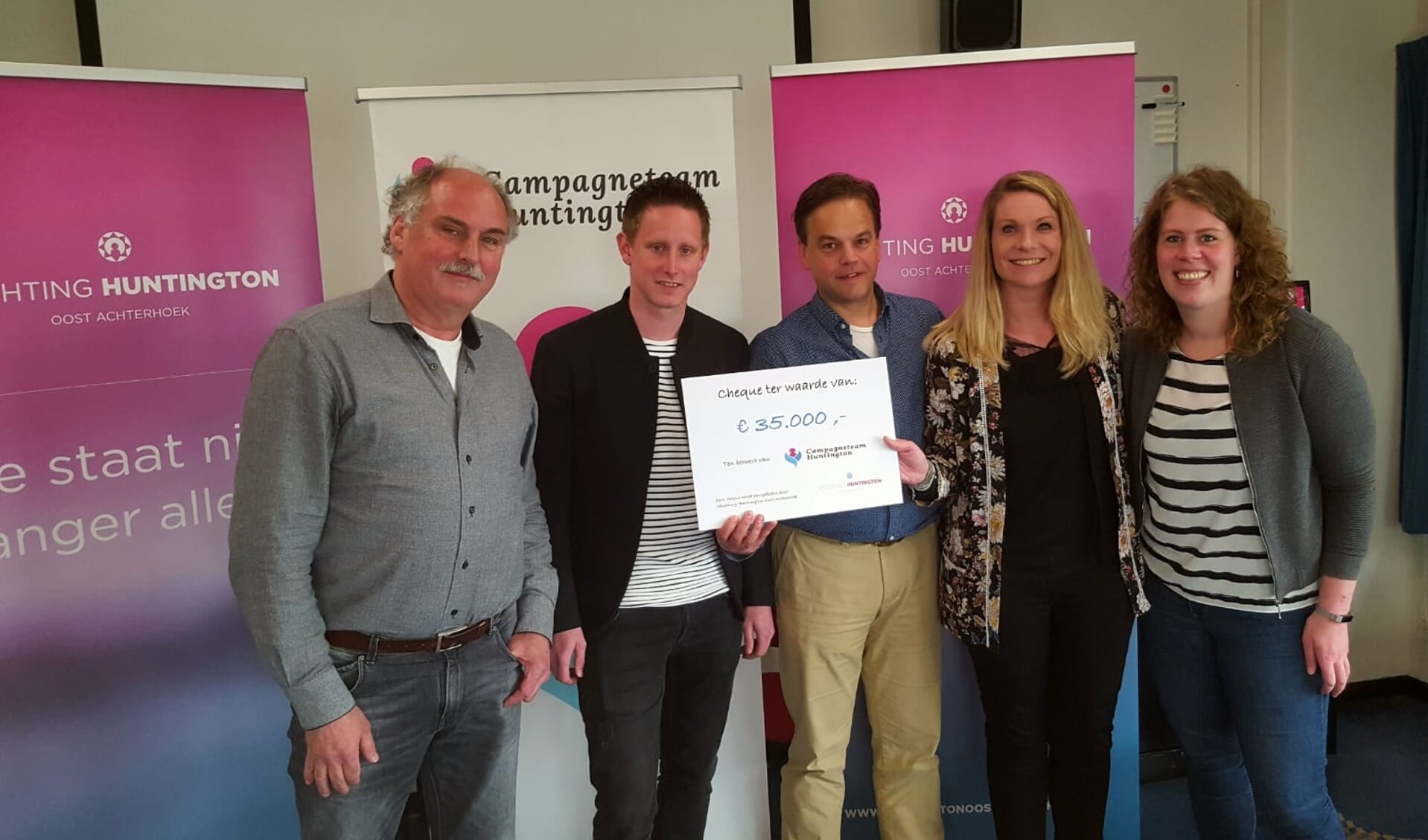 Vertegenwoordigers van Stichting Huntington Oost Achterhoek en Campagneteam Huntington, met in het midden Lars Krabbenborg en Eric Reits (met cheque). Foto: PR