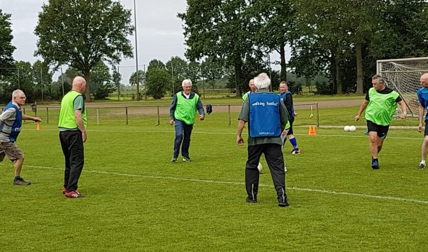Walking Footbal vormt een leuke uitdaging voor de zestigplusser die nog graag een balletje trapt. Foto: PR