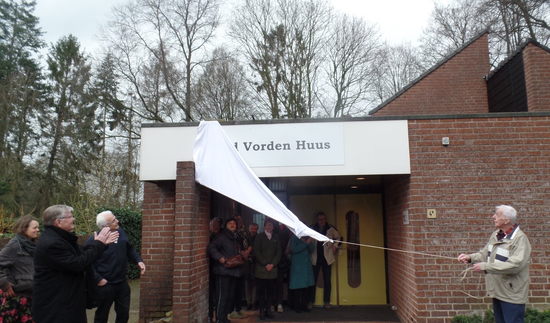 Erelid Wim Jansen van Oudheidkundige Vereniging Oud Vorden had zaterdagmiddag de eer om het nieuwe onderkomen te openen. Foto: Jan Hendriksen