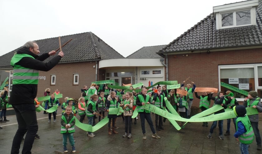 Onder aanvoering van locatiecoördinator Paul Knuivers trokken de leerlingen van De Driesprong luidruchtig een aantal keren rondom de school. Foto: Jan Hendriksen.