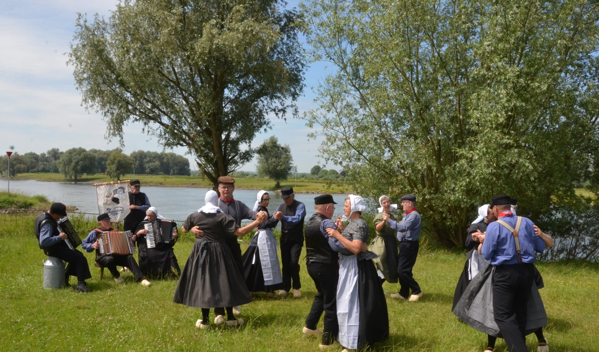 De Iesselschotsers dansen op live muziek bij de IJssel, straks ook in Sharjah. Foto: Johan Braakman