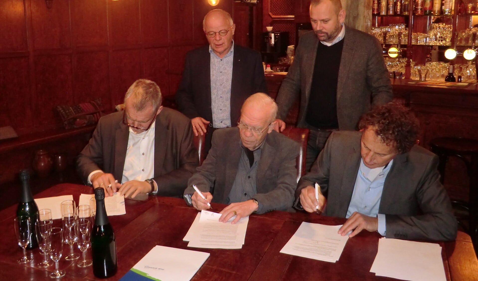 Op de foto v.l.n.r. staand: Jan Willem Garretsen (voorzitter IG&D) en Arthur Jansen (Penningmeester IBOIJ), Zittend wethouder Van de Wardt, Wout Buizert (SPBA secretaris) en Marcel Ernst (voorzitter SPBA. Foto: Walter Hobelman