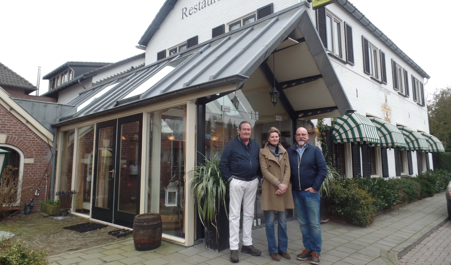 Rob en Janneke Staphorst (l) hebben na zes jaar afscheid genomen van 'De Gravin van Vorden'. Wim Schulz (r) is de nieuwe eigenaar. Foto: Jan Hendriksen. 