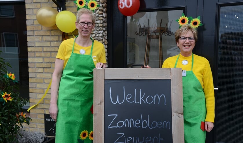 Een feestelijke ontvangst bij de deur. Foto: Hans Remeeus