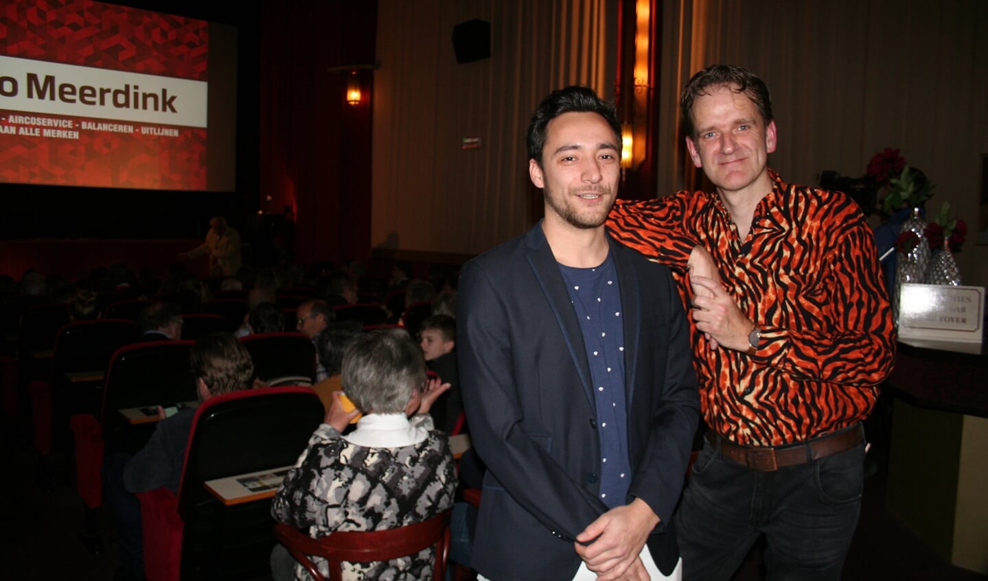 Filmmakers Lex Schelevis (rechts) en Ferry den Boer voor een bomvolle filmzaal tijdens de première. Foto: Verona Westera
