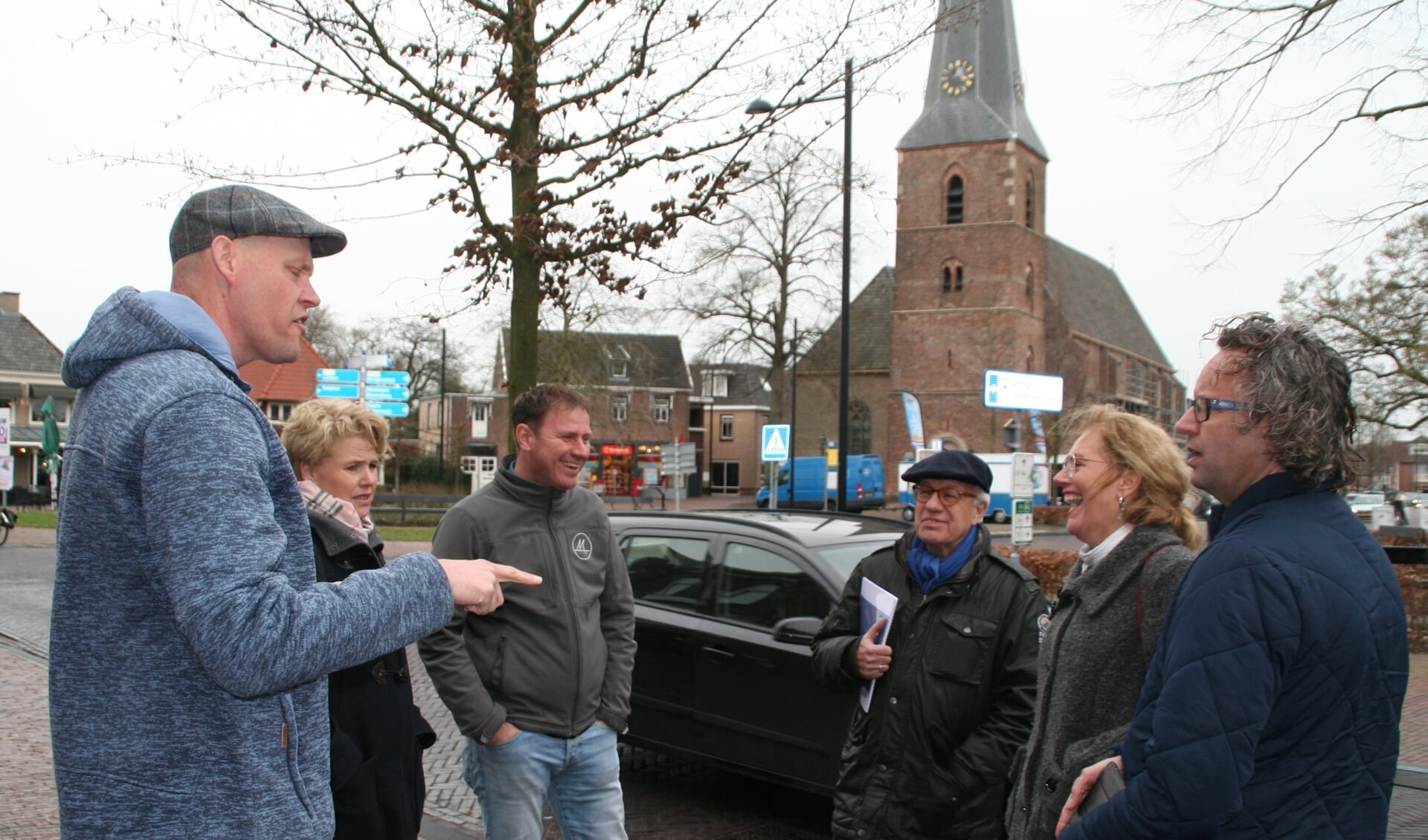 Een delegatie van Vitale Kern en VOV heeft samen met twee ambtenaren van de gemeente een rondgang gemaakt door het dorp om verkeersknelpunten en verbeterpunten in kaart te brengen. Foto: PR