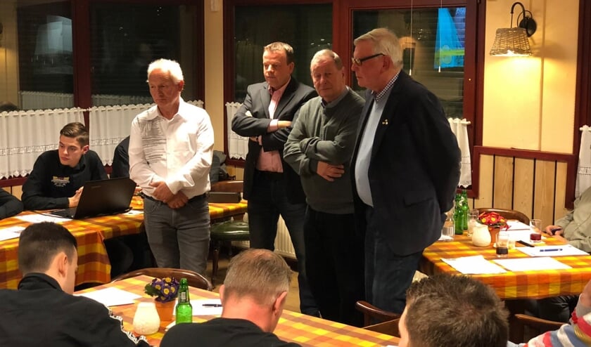 De vier jubilarissen v.l.n.r. Peter Rudolph, Dinand Wichers, Wil de Groot en Dick Kappert in het clubhuis van de SZO. Foto: PR