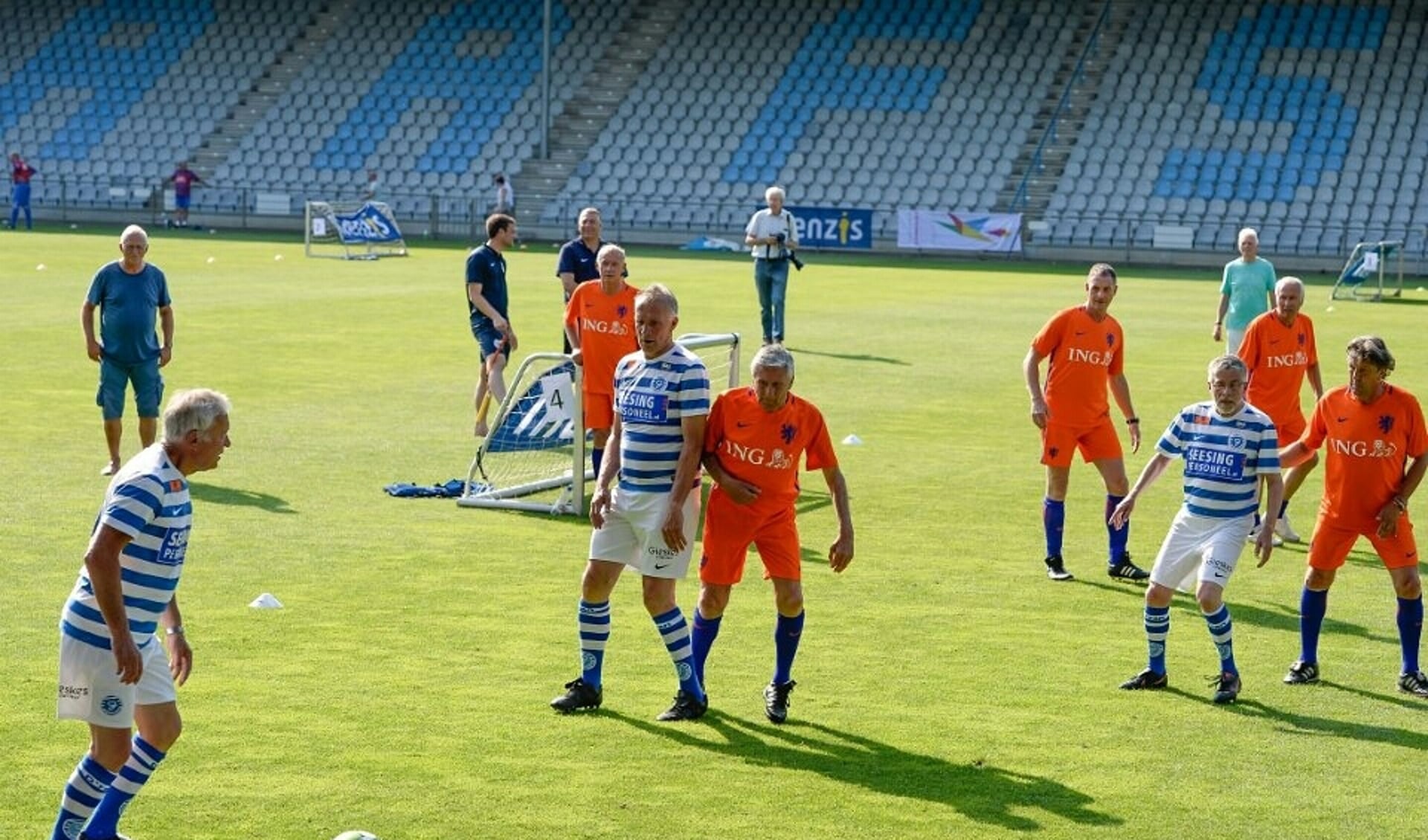 Walking Football vorig jaar bij De Graafschap tegen het Nederlands team met o.a Sjaak Swart, Dick Schoenaker, Ernie Brands en Bennie Wijnstekers. Foto: PR