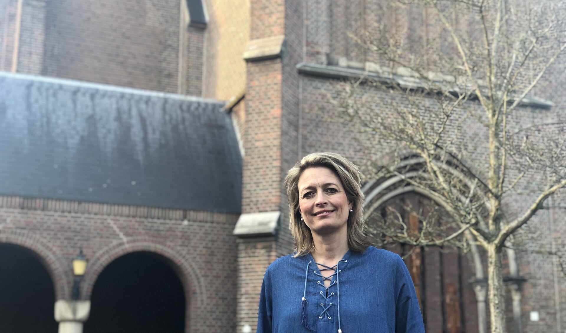 Oud-wethouder Ilse Saris voor de Jacobuskerk in Winterswijk. Foto: PR Eendracht