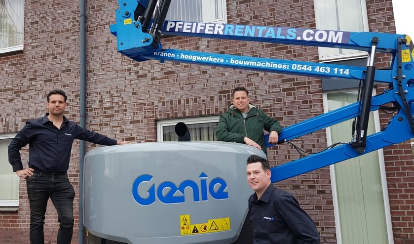 Nando Schutten (links), Wesley Helmers (zittend) en Luc Nijhuis op materieel dat ingezet gaat worden bij Beltrumse evenementen. Foto: Henri Walterbos
