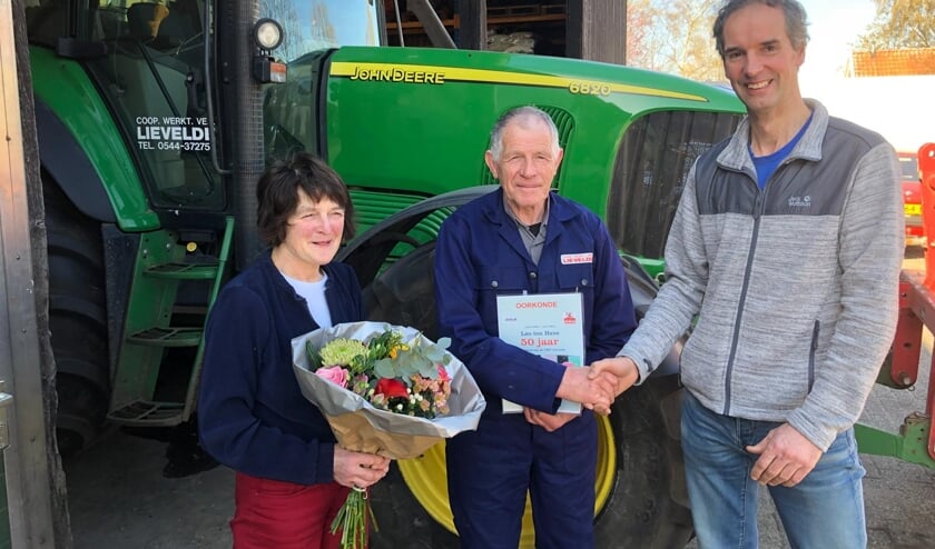 Voorzitter Luc Ratering feliciteert Leo ten Have en zijn vrouw Agnes met het gouden jubileum. Foto: eigen foto