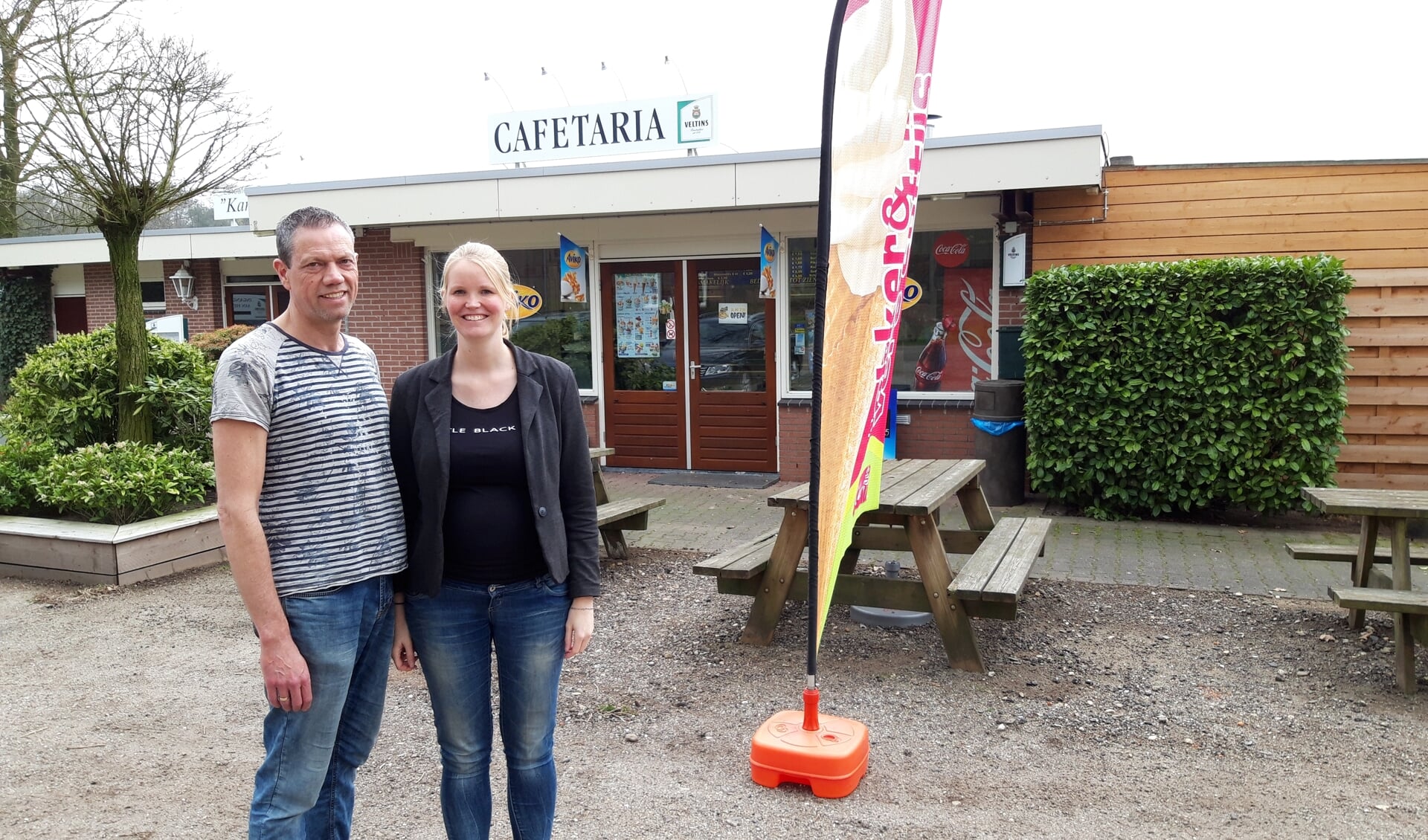 Asmond en Janneke voor 'hun' Café Karpermeer. Foto: PR