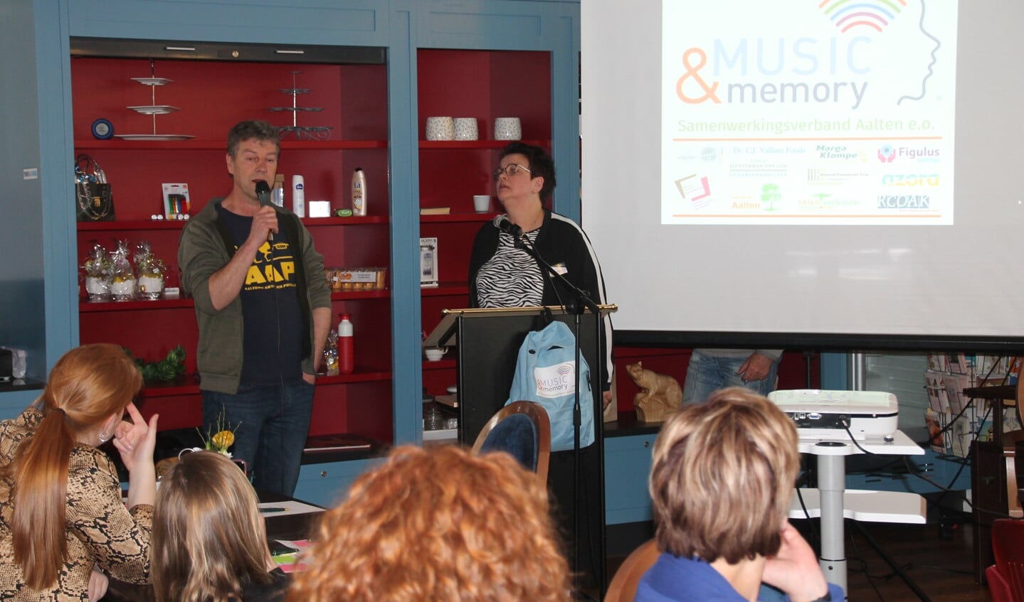 Richard Jongetjes vertelt over zijn reden om Music & Memory te initiëren; rechts Joke Meinen van SZMK. Foto: Lydia ter Welle