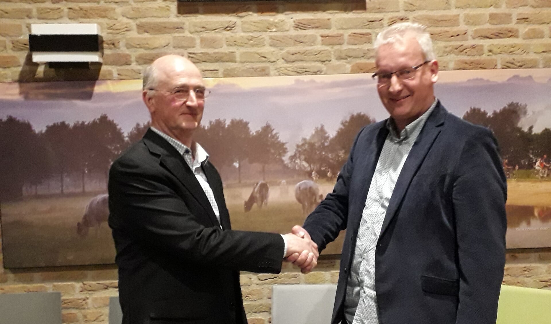 Jos Baak (links) geeft zijn opvolger Wilfried Groot Zevert een handdruk en wenst hem succes. Foto: PR