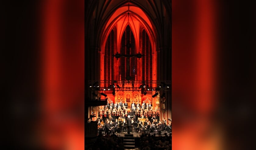 De Werenfriduskerk wordt tijdens de uitvoering van de Matthäus Passion uitgelicht. Foto: Jos Betting/archief Achterhoek Nieuws